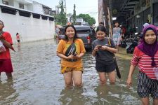 Hujan Tiada Henti, Banjir Datang, Aktivitas Warga Semarang Lumpuh - JPNN.com Jateng