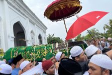 Ribuan Pelayat Iringi Pemakaman Habib Hasan bin Ja’far Assegaf - JPNN.com Jabar