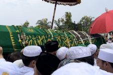 Habib Hasan bin Ja’far Assegaf Dimakamkan Tepat di Bawah Makam Kaki Ibunya - JPNN.com Jabar