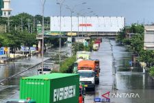 Update Banjir Semarang: Jalur Pantura Kaligawe Mulai Bisa Dilewati Kendaraan Besar - JPNN.com Jateng