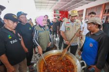 Tinjau Banjir Grobogan, Pj Gubernur Jateng Serahkan Bantuan Senilai Rp 293 Juta - JPNN.com Jateng