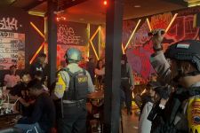 Polisi Menyita Puluhan Miras dari Sebuah Kafe di Solo  - JPNN.com Jateng