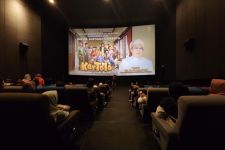 Apresiasi Karya Siswa, Puluhan Guru Smekdors Nobar Film Kartolo Numpak Terang Bulan - JPNN.com Jatim