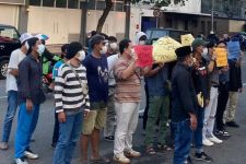 Massa di Surabaya Pertanyakan Unggahan Connie Soal Polres Punya Akses Sirekap - JPNN.com Jatim