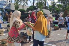Ratusan Warga Semarang Serbu Pasar Sayur Gratis, Ada yang Pingsan, Anak Menangis Pijar - JPNN.com Jateng