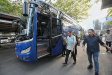 Uji Coba Larangan Pegawai Pemprov Jabar Bawa Kendaraan, Bey Machmudin Ngantor Naik Bus - JPNN.com Jabar