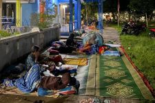 Masyarakat di Pulau Bawean Pilih Tidur di Halaman Rumah Khawatir Gempa Susulan - JPNN.com Jatim