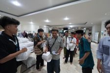 Ribuan Masyarakat Menerima Santunan Sembako dari Universitas Ahmad Dahlan  - JPNN.com Jogja