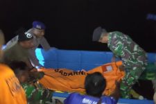 Kapal Pecah Terombang-Ambing di Perairan Teluk Prigi, 1 Nelayan Ditemukan Tewas - JPNN.com Jatim