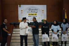 Iluni UI Bagikan 3.549 Paket Ramadan untuk Warga Sekitar dan Pegawai - JPNN.com Jabar