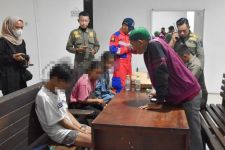 3 Remaja di Surabaya Digerebek Satpol PP Saat Pesta Miras di Makam Rangkah - JPNN.com Jatim