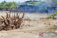 Puluhan Petugas DLH Dikerahkan Pemkab Sukabumi Untuk Membersihkan Sampah Pascabanjir Rob - JPNN.com Jabar