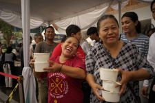 Asyik, Indosat Bagikan 1.500 Porsi Makanan di Semarang - JPNN.com Jateng
