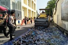 Pastikan Lebaran Aman, Polisi Solo Musnahkan Ribuan Botol Miras - JPNN.com Jateng