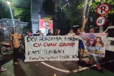Korban Penipuan Investasi Bodong Cari Keadilan, Demo di Tengah Hujan - JPNN.com Jatim