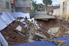 Saat Tarawih, Tiga Rumah di Permata Puri Semarang Runtuh - JPNN.com Jateng