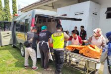 Kecelakaan Maut di Tol Cikampek: Dua Unit Mobil Terbakar, 9 Orang Tewas - JPNN.com Jabar