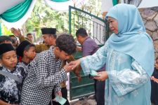 Ribuan Masyarakat Hangatkan Momen Halal Bihalal di Kediaman Khofifah - JPNN.com Jatim