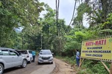 Longsor di Jalan Lintas Barat Liwa-Krui Menyebabkan Kemacetan, Hati-hati! - JPNN.com Lampung