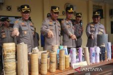 Saat Tradisi Syawalan di Pekalongan, Polisi Menyita 80 Balon Udara Liar & Ratusan Petasan - JPNN.com
