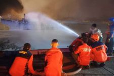 Kamis Petang, Sejumlah Kapal di PPS Cilacap Terbakar, Petugas Gabungan Berjibaku Padamkan Api - JPNN.com