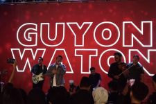 Bromen Berikan Hadiah Tanpa Gimmick & Joget Bareng Guyon Waton - JPNN.com Jatim