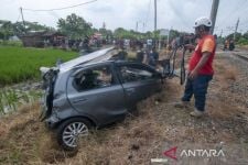 Kereta Api Argo Wilis Tabrak Sedan di Klaten, Satu Orang Tewas - JPNN.com