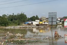 Jalan Penghubung Cipayung-Pasir Putih Putus Akibat Banjir, Mohammad Idris: Kondisi Ini Sudah Darurat - JPNN.com Jabar
