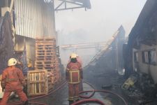 Gudang Percetakan di Surabaya Terbakar Akibat Korsleting Listrik, Pemilik Terluka - JPNN.com