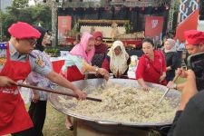 Lihat! Mbak Ita & Chef Bobon Masak 477 Porsi Nasi Goreng Khas Semarang - JPNN.com Jateng