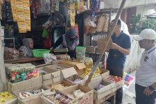 UPTD Metrologi Legal Ukur Keakuratan Timbangan di Pasar Sukatani Depok - JPNN.com Jabar