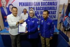 Daftar ke Demokrat Surabaya Untuk Pilkada 2024, Eri-Armuji Disambut Mak-Mak - JPNN.com Jatim