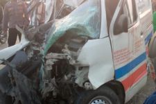 Kecelakaan Adu Banteng Mobil Vs Truk Trailer di Gresik, Dua Orang Terluka - JPNN.com Jatim