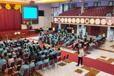 Ratusan Mahasiswa UNS Solo Demo, Tuntut Kampus Mengkaji Ulang Biaya IPI & UKT  - JPNN.com Jateng