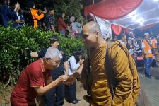Tiba di Semarang, 40 Bhikkhu Thudong Disambut Ribuan Masyarakat, Diiringi Rebana hingga Kuda Lumping - JPNN.com Jateng