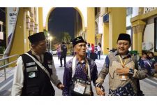 Cerita Tuna Netra Penjual Kacang Oven Berangkat Haji Setelah 13 Tahun Menabung - JPNN.com Jatim