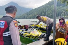 2 Speedboat di Telaga Sarangan Tabrakan, Pengemudi Tercebur Alami Luka-Luka - JPNN.com Jatim