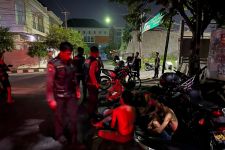 Polisi Tangkap 6 Anggota Gangster Dipersenjatai Celurit & Samurai di Surabaya - JPNN.com Jatim