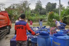 Kemarau 2024, BPBD Cilacap Salurkan Air Bersih kepada Warga Terdampak Kekeringan - JPNN.com Jateng