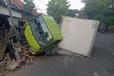 Truk Bermuatan Es Batu Terguling Tabrak Tiang PJU di Jalan Jagir Surabaya - JPNN.com Jatim