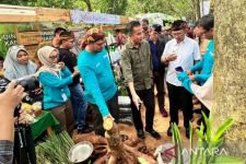 Pasar Pasisian Leuweung di Hutan Kota Eduforest Tamansari Tingkatkan Kesejahteraan Petani Bekasi - JPNN.com Jabar