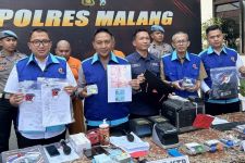 Lakukan Pungli Pengurusan KTP-KK, Tenaga Honorer & Calo di Malang Diringkus Polisi - JPNN.com Jatim