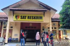 Cekik Murid Hingga Berdarah, Oknum Guru Penjaskes SDN Cibodas Sukabumi Dilaporkan ke Polisi - JPNN.com Jabar