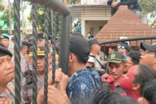 Demo GMNI Jember Ricuh, Aksi Saling Dorong Sebabkan Pintu Gerbang DPRD Rusak - JPNN.com Jatim