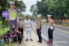 Polres Cianjur Pasang 8 Patung Polisi di Titik Rawan Kecelakaan - JPNN.com Jabar