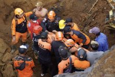 1 Korban Tambang Pasir Longsor di Lumajang Ditemukan Meninggal, Inilah Identitasnya - JPNN.com Jatim