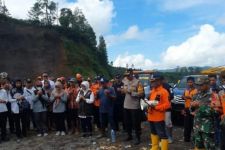 Pj Bupati Lumajang Ajak Warga Doa Bersama untuk Pencarian Korban Longsor - JPNN.com Jatim