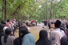Jenazah Briptu RDW, Korban Pembakaran Polwan Dimakamkan di Jombang - JPNN.com Jatim