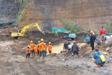 Korban Longsor di Lumajang Masih Belum Ditemukan, Tim SAR Terkendala Cuaca - JPNN.com Jatim