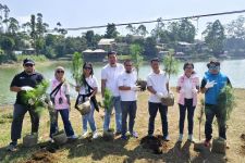 PLN Icon Plus Jawa Barat Gelar Kegiatan Bersih-bersih di Situ Cileunca - JPNN.com Jabar